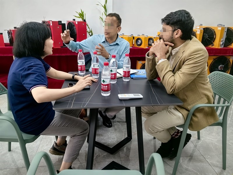 外贸同事跟客人沟通.jpg